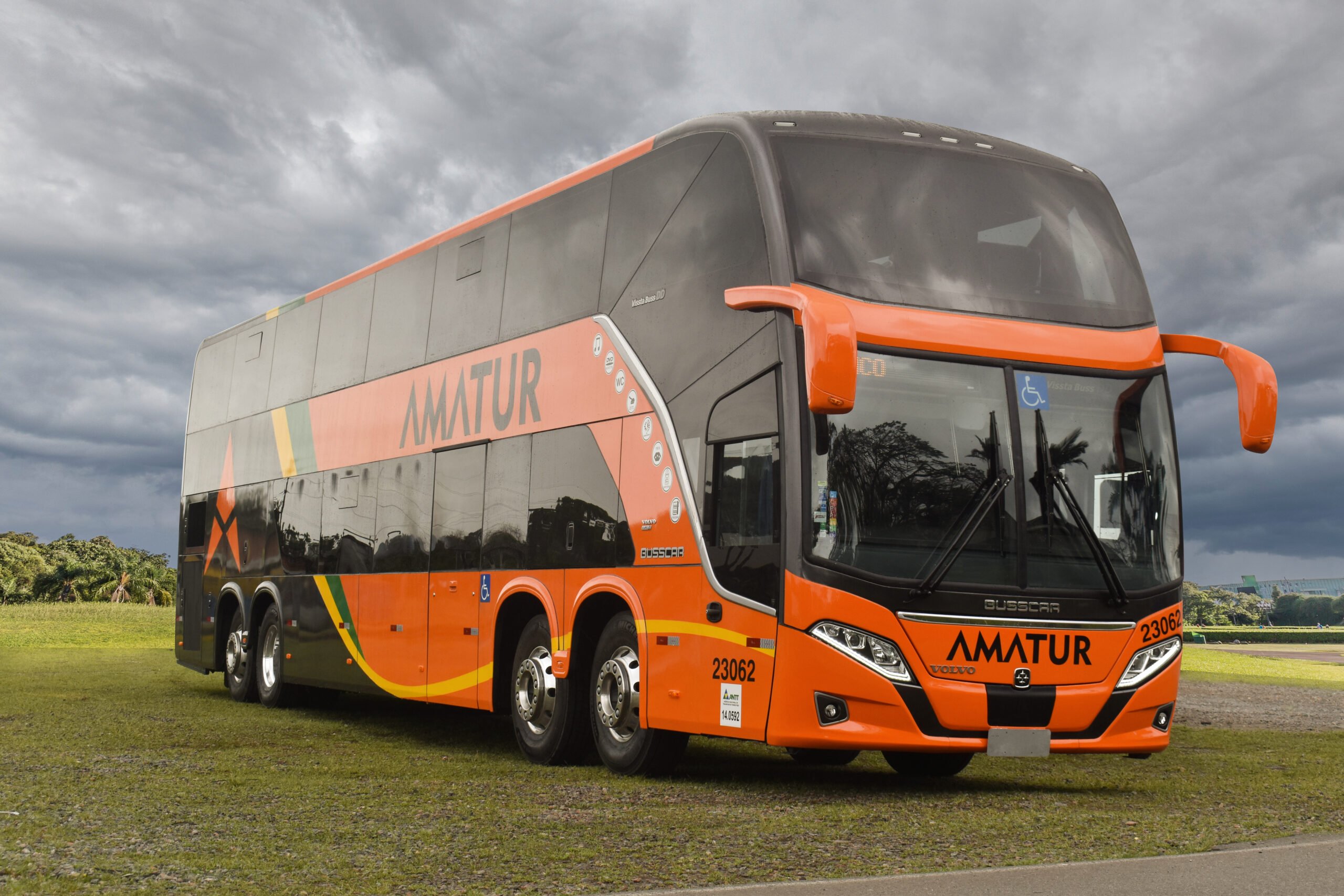 AP: Amatur recebe dois Vissta Buss DD da Busscar