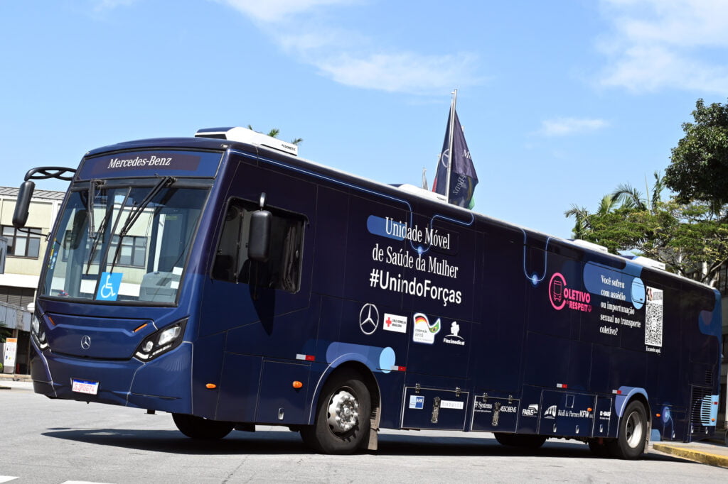 Mercedes-Benz cede ônibus à Cruz Vermelha Brasileira para ser usada como Unidade Móvel de Saúde da Mulher 2 Divulgacao MBB