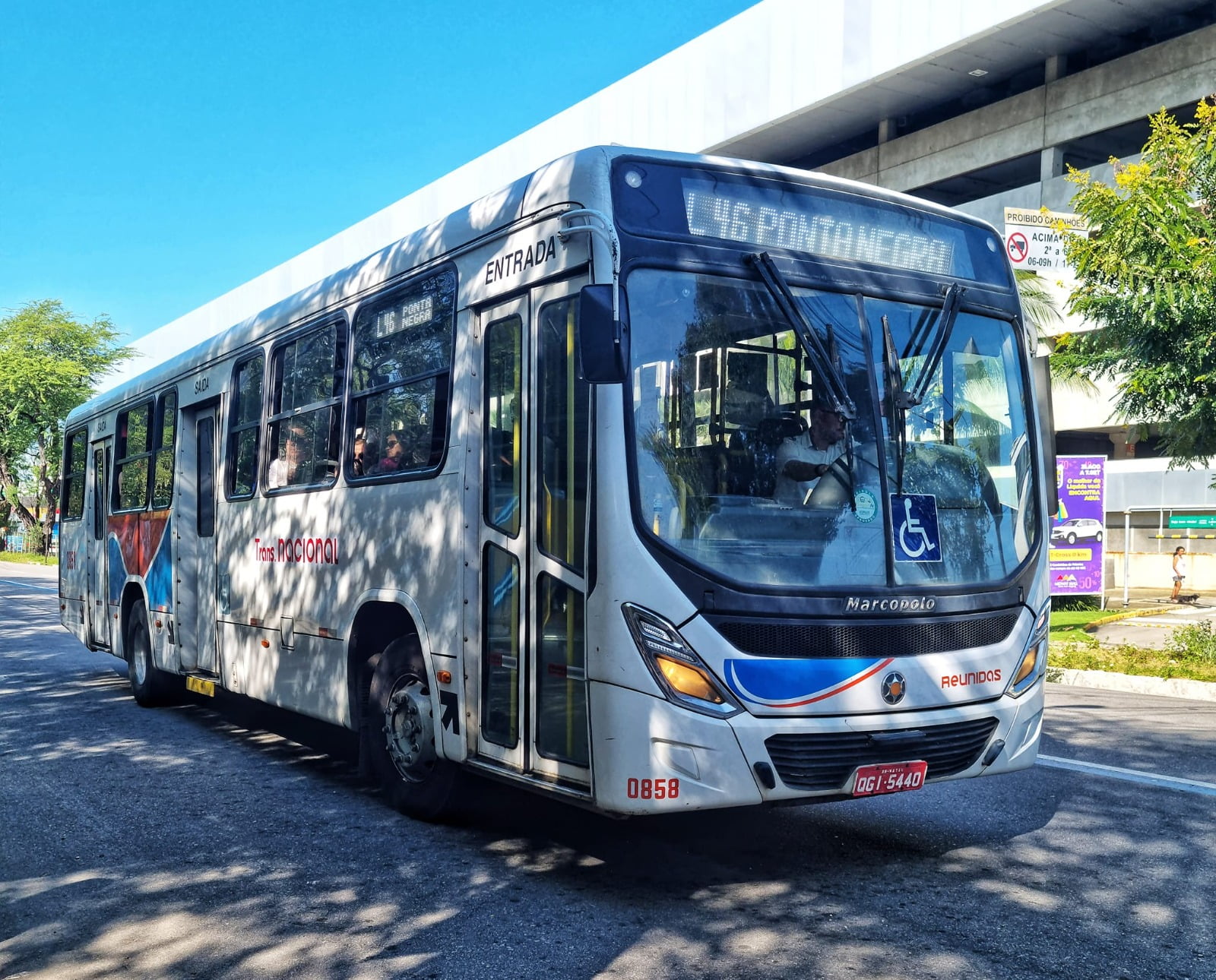 Avenida Roberto Freire enfrenta impasse na gestão das faixas exclusivas de ônibus em Natal
