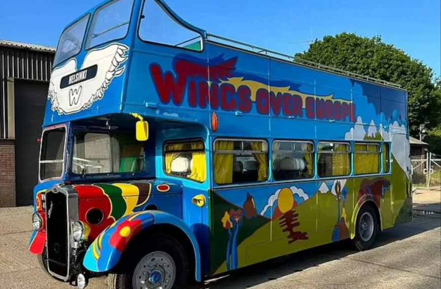 Internacional: Ônibus de dois andares de Paul McCartney é restaurando e vai a leilão