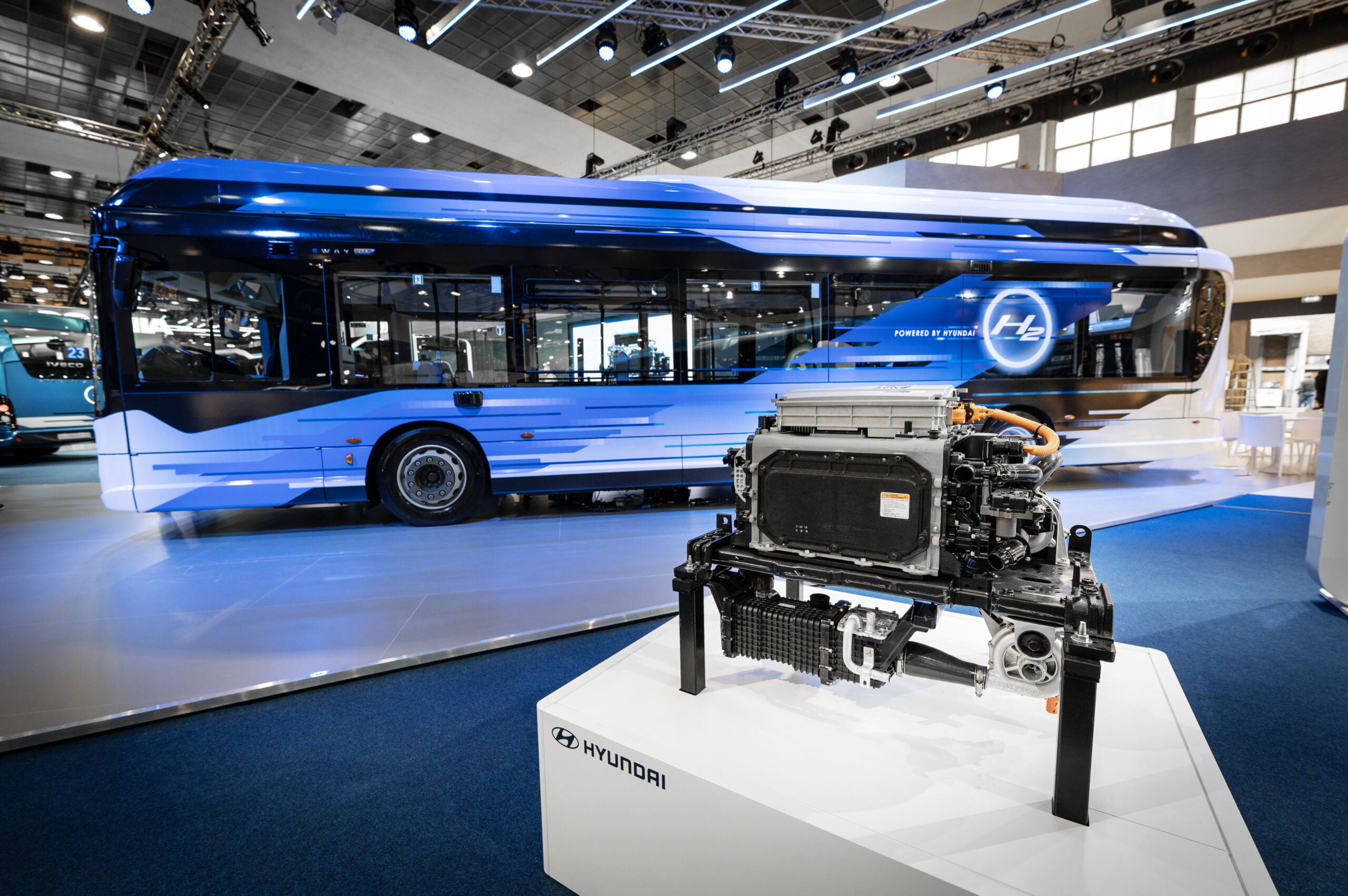 Iveco Group e Hyundai Motor Company apresentam novo ônibus urbano a hidrogênio na feira Busworld em Bruxelas