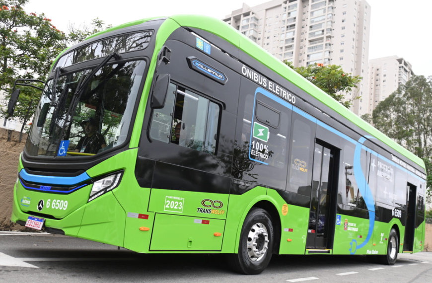 Mercedes-Benz produz ônibus elétricos em série na sua moderna Fábrica 4.0 de São Bernardo do Campo e inicia entregas aos clientes