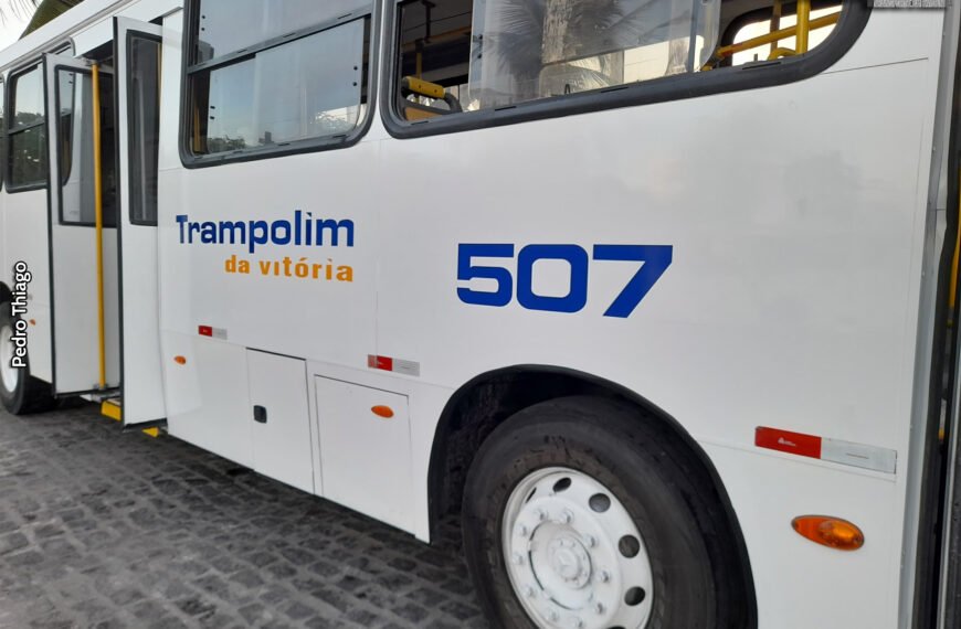 Trampolim da Vitória atualiza identidade visual de seus ônibus