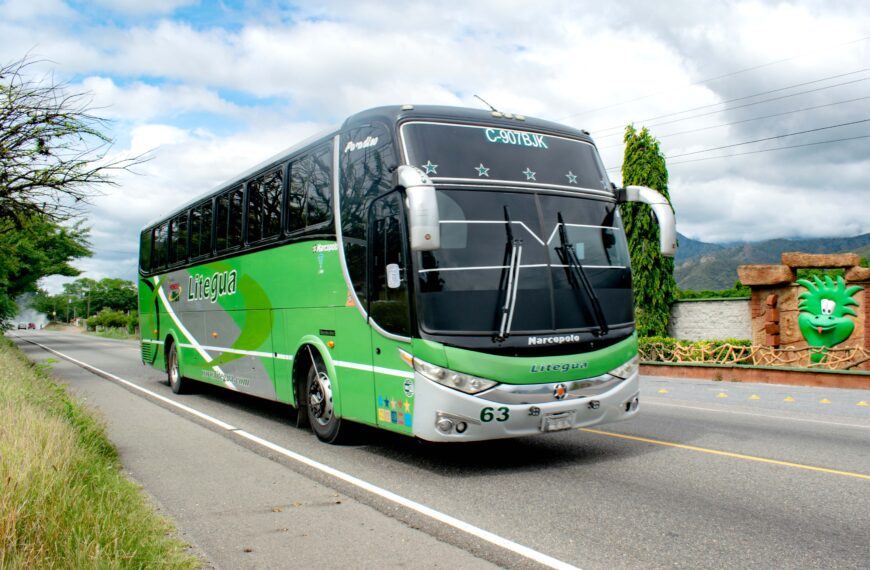 Empresa da Guatemala alcança 2 milhões de km com ônibus Mercedes-Benz brasileiro sem abrir o motor para reparos