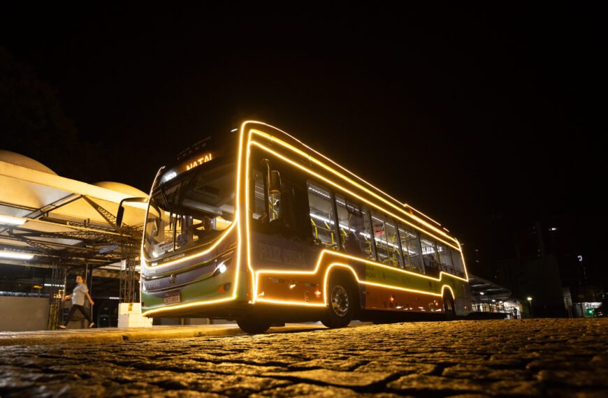 PR: Ônibus elétrico Volvo ilumina o Natal de Curitiba
