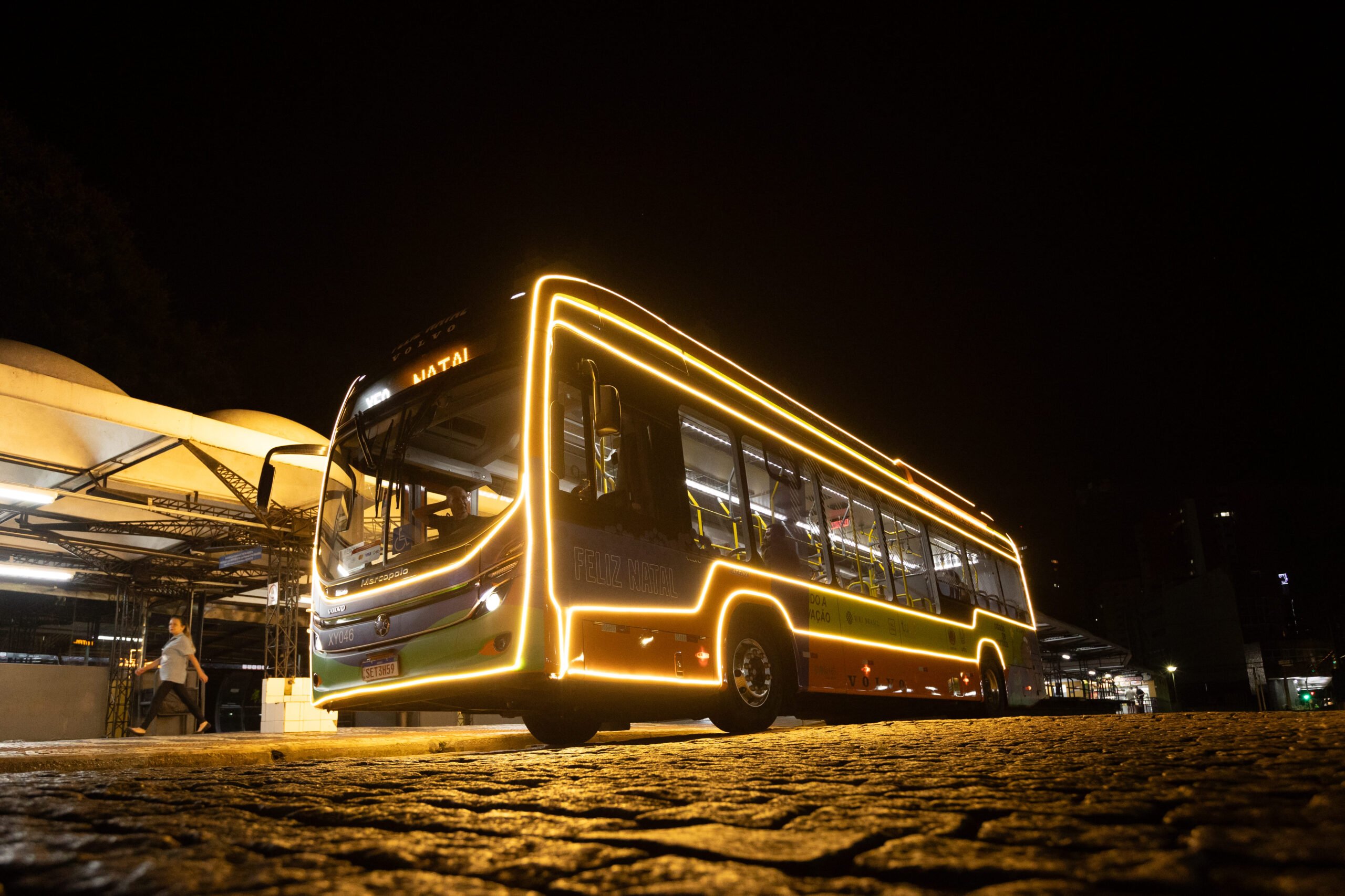 PR: Ônibus elétrico Volvo ilumina o Natal de Curitiba