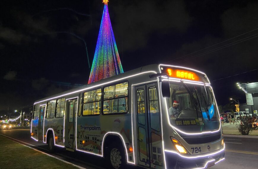 Ônibus natalino da Trampolim da Vitória encanta passageiros na Grande Natal