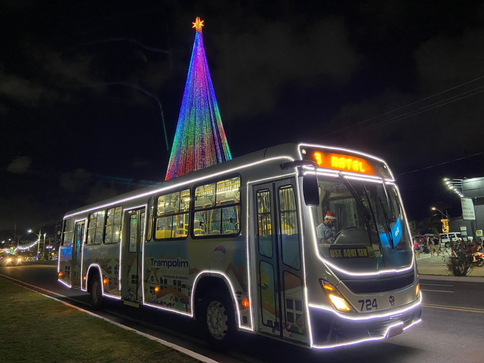 Ônibus natalino da Trampolim da Vitória encanta passageiros na Grande Natal