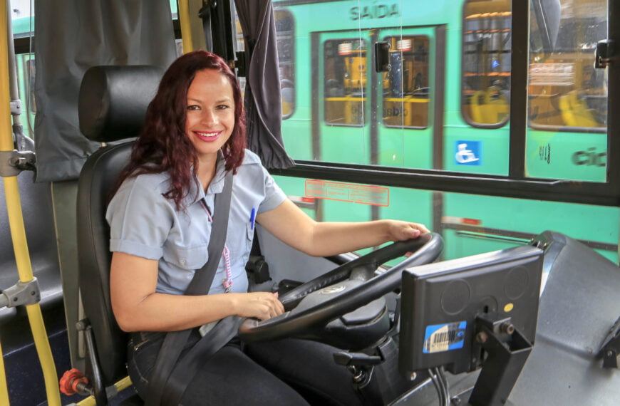 Projeto de Lei propõe gratuidade na emissão da CNH para mulheres que querem dirigir ônibus ou caminhão