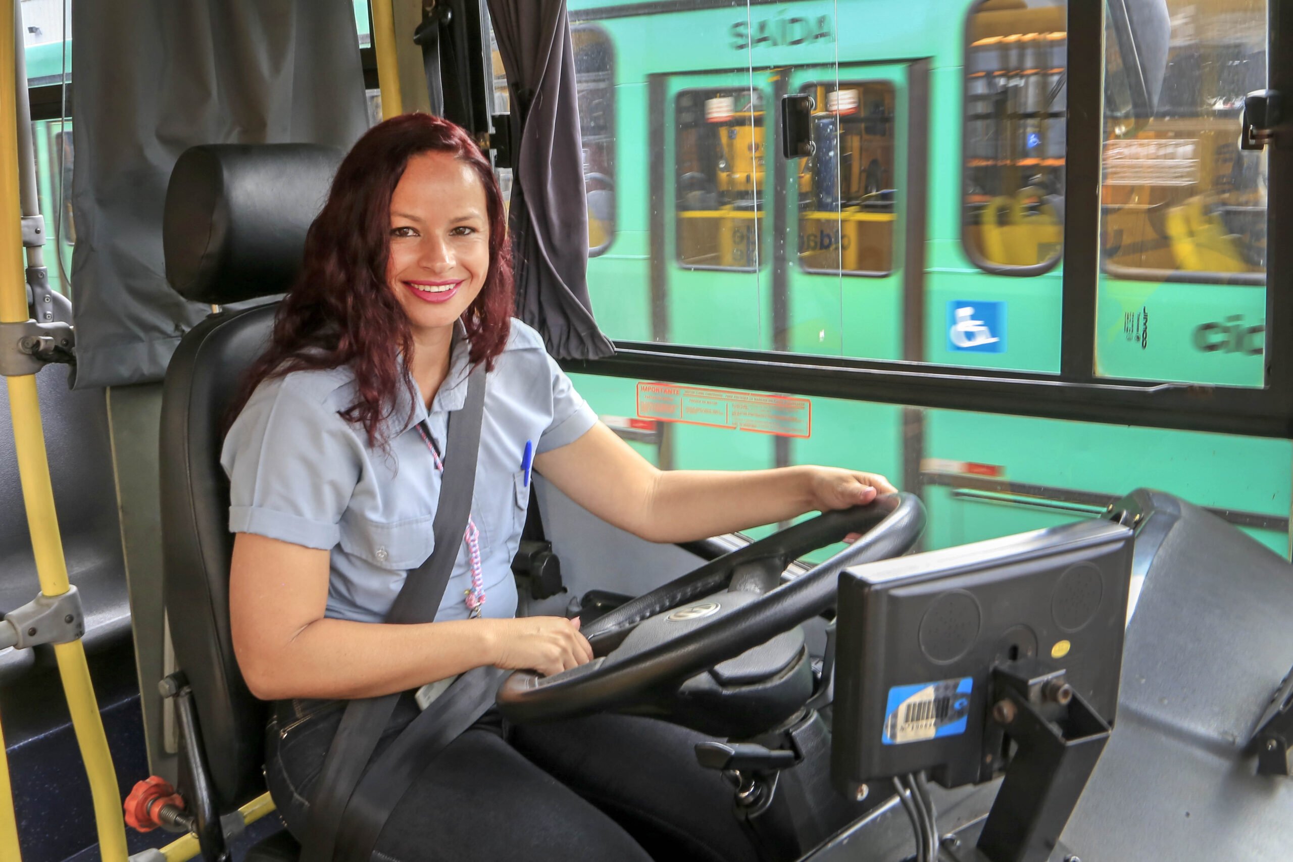 Projeto de Lei propõe gratuidade na emissão da CNH para mulheres que querem dirigir ônibus ou caminhão
