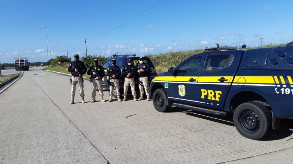 Passageiro embriagado causa confusão em ônibus interestadual e é detido pela PRF na Bahia