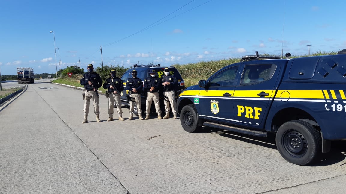 Passageiro embriagado causa confusão em ônibus interestadual e é detido pela PRF na Bahia