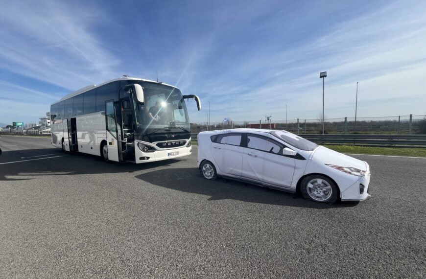 Novos sistemas de segurança são implantados em ônibus da Mercedes-Benz na Europa e podem vir para o Brasil