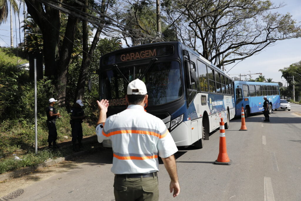 Prefeitura de Belo Horizonte intensifica fiscalização contra irregularidades no transporte público 2 228 autuações foram efetuadas desde início de fiscalização em garagens de ônibus de Belo Horizonte