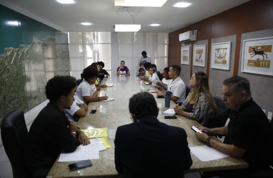 Governo do RN recebe representantes estudantis para discutir melhorias no transporte intermunicipal