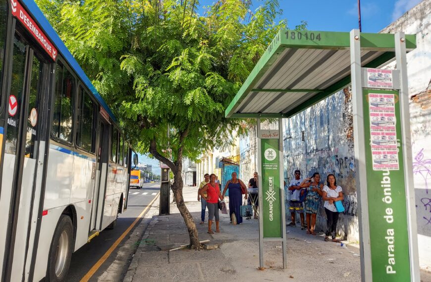 Usuários de ônibus no grande Recife enfrentam dificuldades com a infraestrutura dos pontos de parada