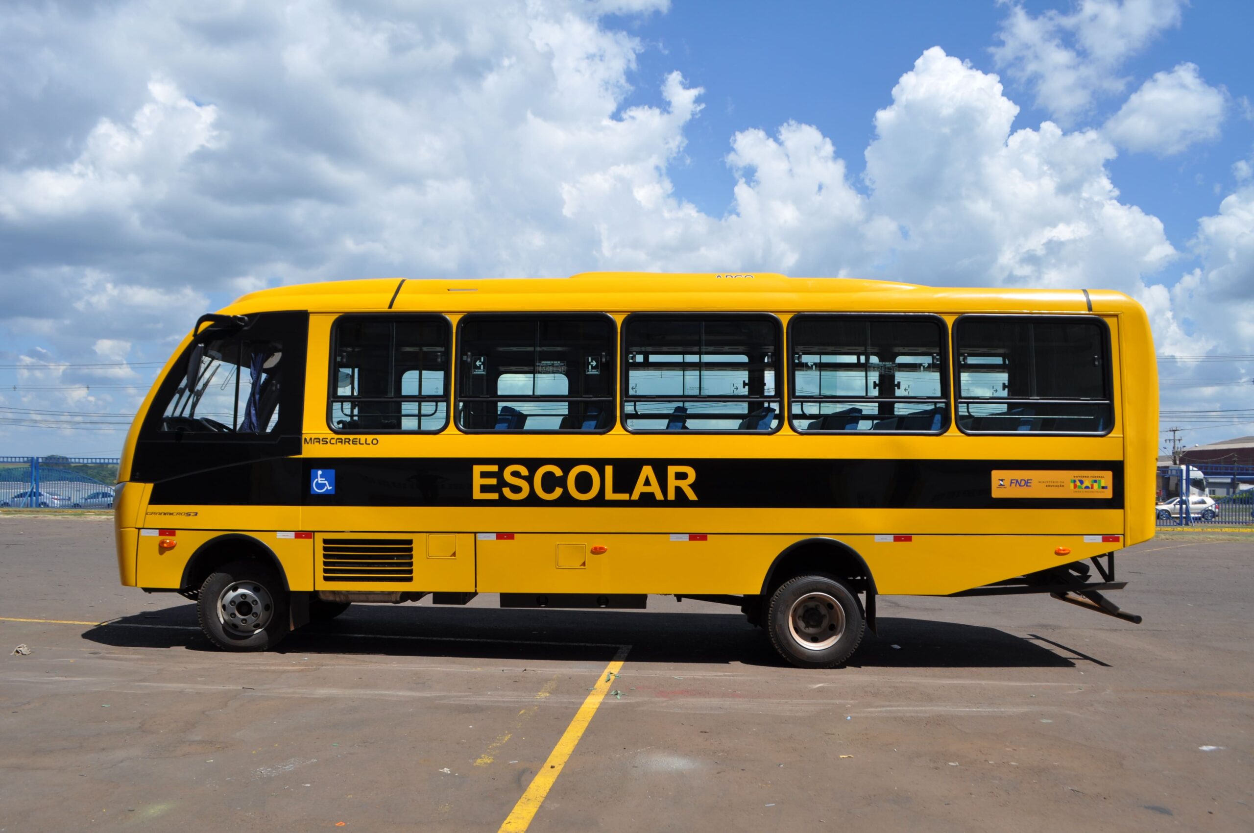 Iveco apresenta nova versão de ônibus escolar em evento com prefeitos em Brasília