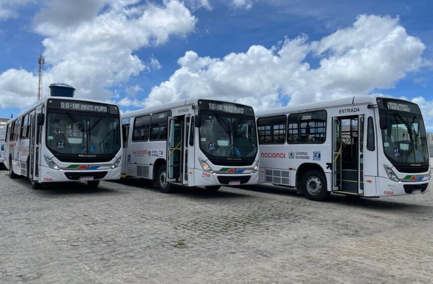Governo da Paraíba entrega 10 novos ônibus para transporte do entorno de João Pessoa