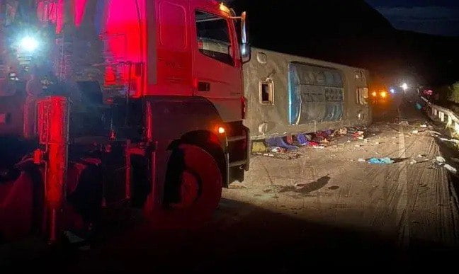 Acidente com ônibus de viagem deixa sete mortos e mais de 30 feridos em Minas Gerais 4 GMQGi SWAAAgru5