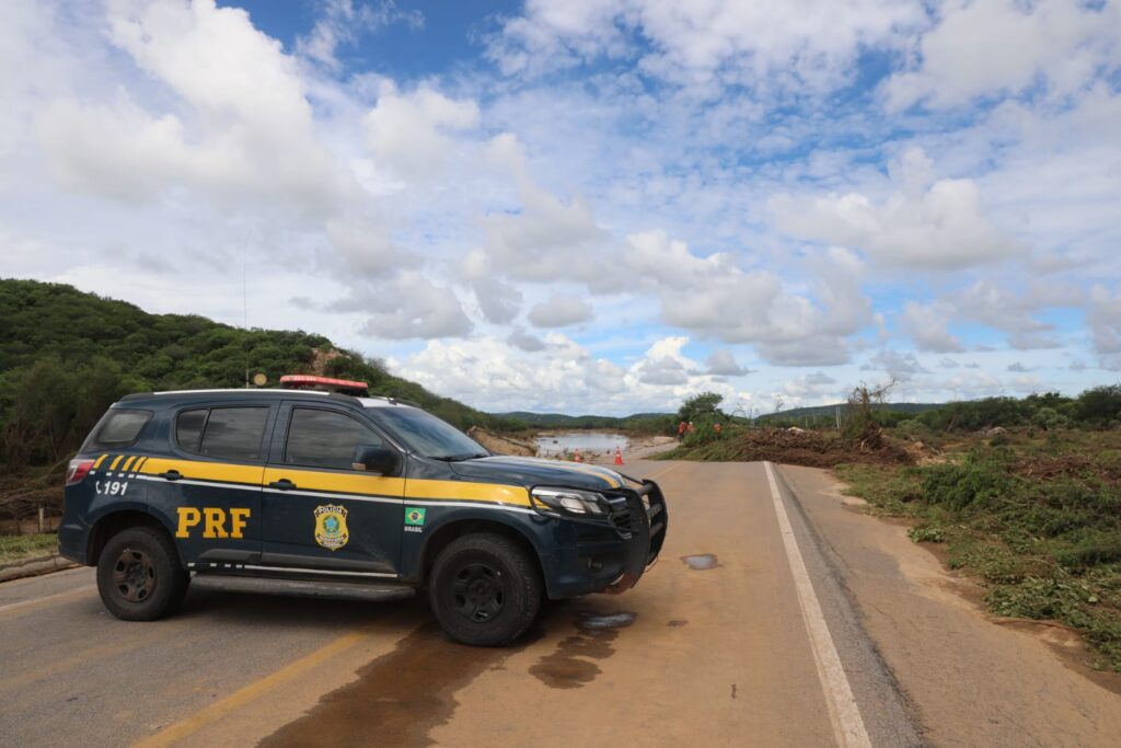 Linhas de ônibus intermunicipais de oito cidades seguem operando em caráter emergencial após queda de ponte na BR 304 4 Heros Lucena Governo do RN
