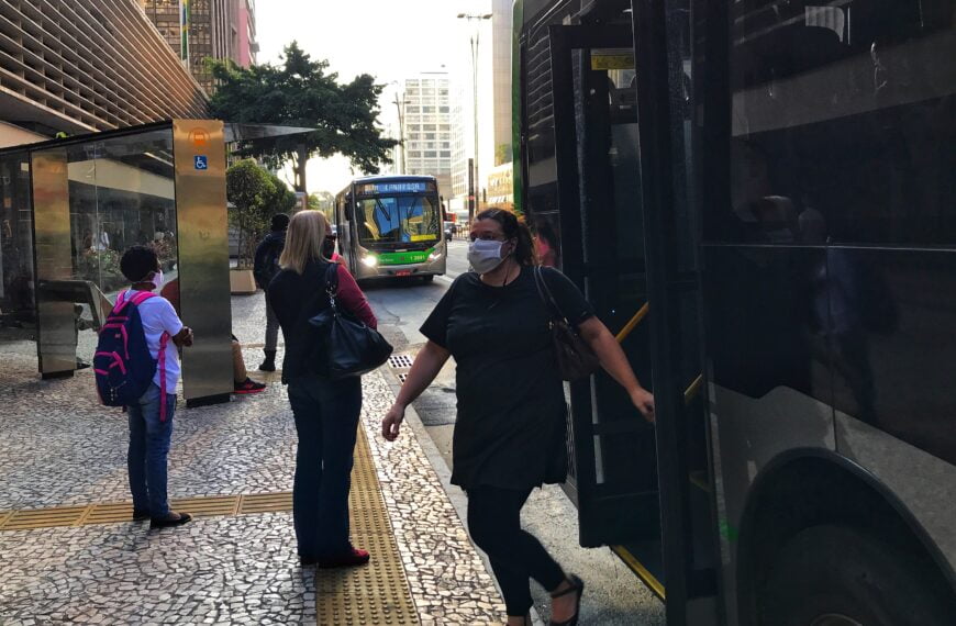 Projeto de Lei aprovado visa combater assédio e violência contra mulheres em pontos de ônibus