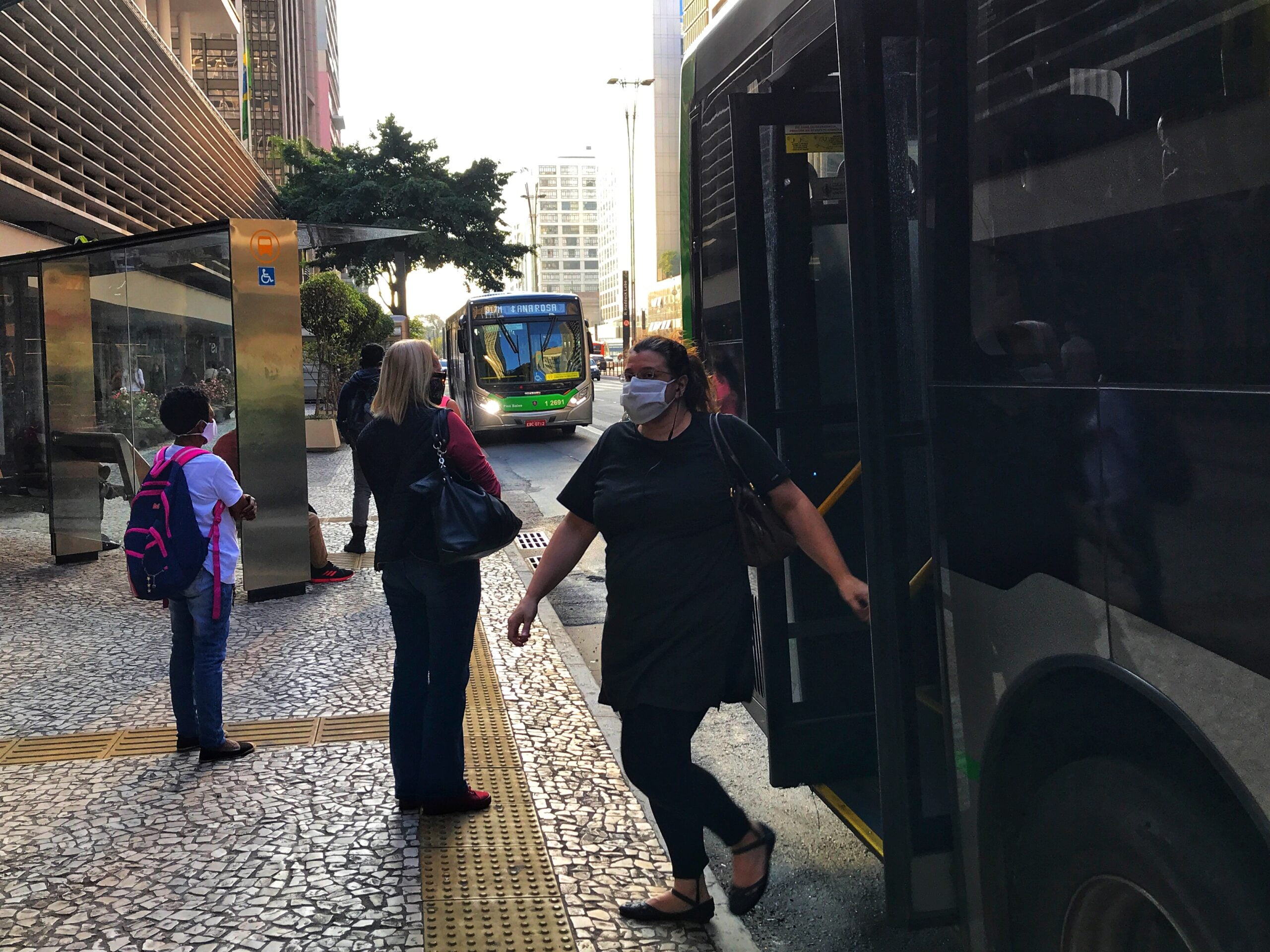 Projeto de Lei aprovado visa combater assédio e violência contra mulheres em pontos de ônibus