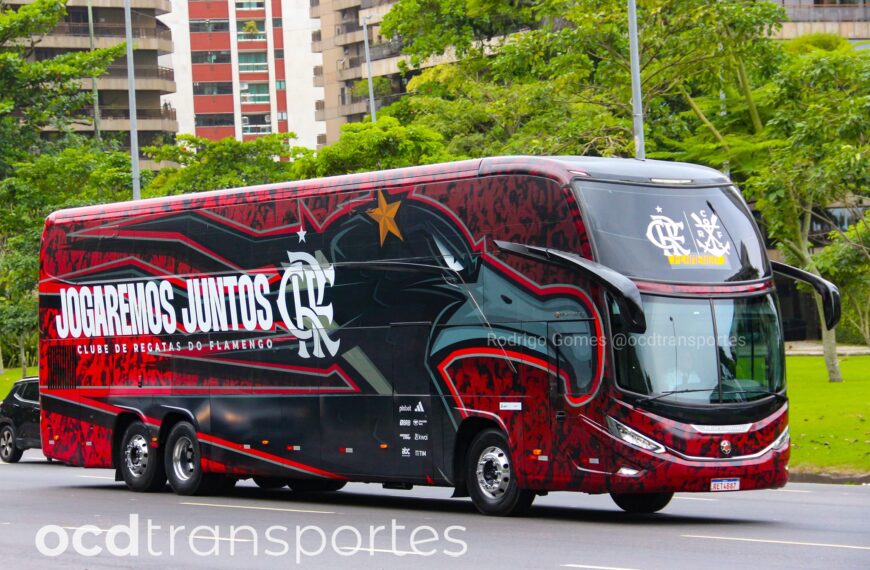 Flamengo apresenta novo ônibus para transporte da equipe de futebol