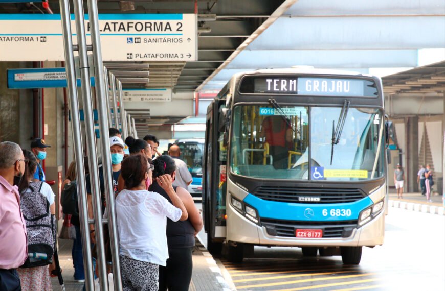Ônibus de São Paulo circulam mais devagar em 2024, mesmo com faixas exclusivas e promessa de melhorias