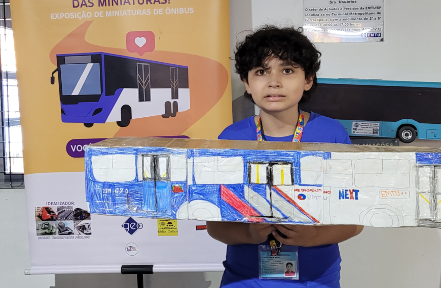 Jovem busólogo paulista com TEA demonstra paixão por ônibus com construção de miniatura