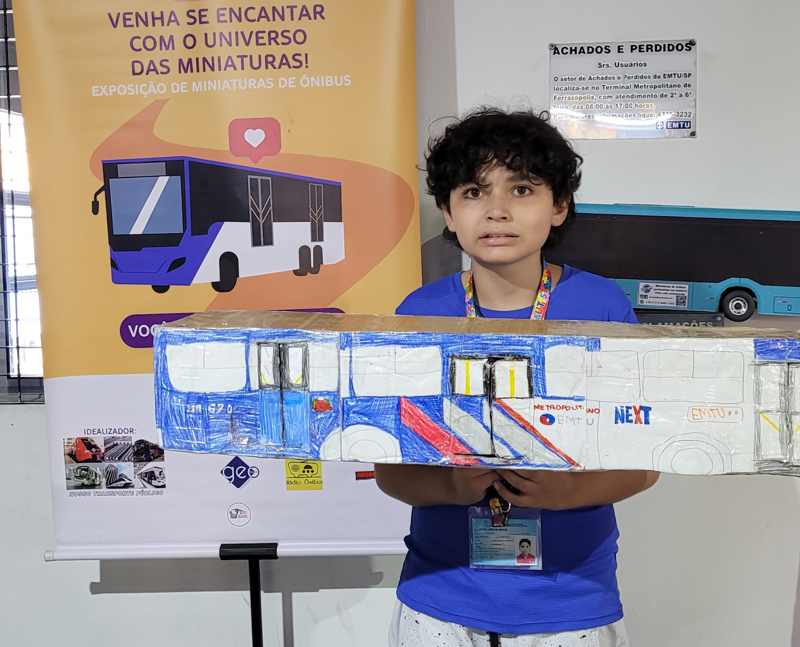 Jovem busólogo paulista com TEA demonstra paixão por ônibus com construção de miniatura