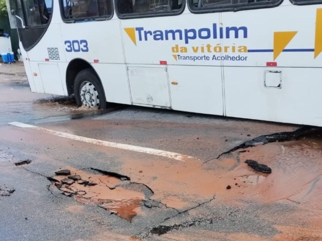 Afundamento de pista por vazamento causa interdição e realocação de parada de ônibus em Natal 2 Afundamento de pista por vazamento causa interdição e realocação de parada de ônibus em Natal