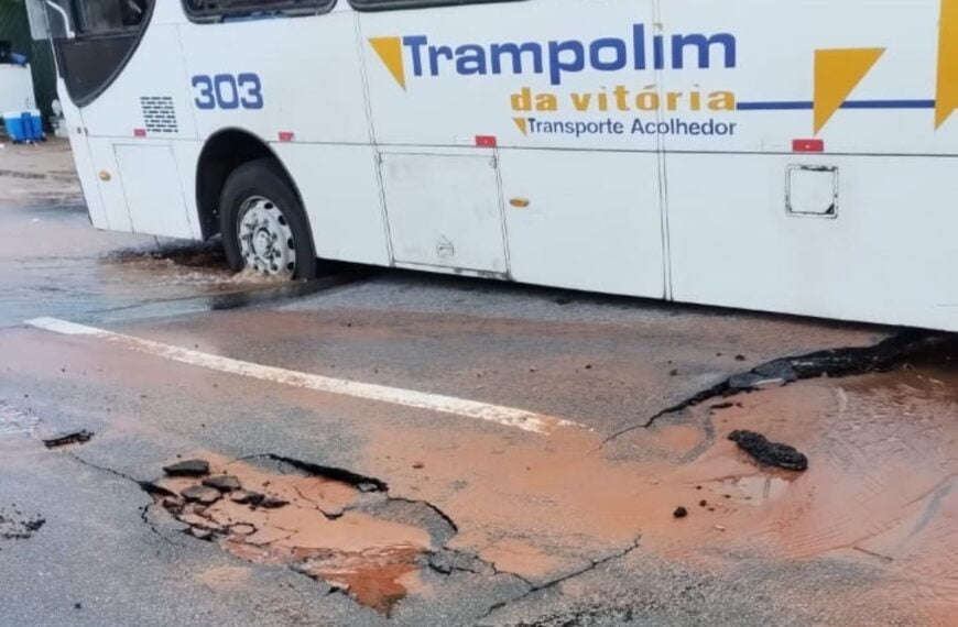 Afundamento de pista por vazamento causa interdição e realocação de parada de ônibus em Natal