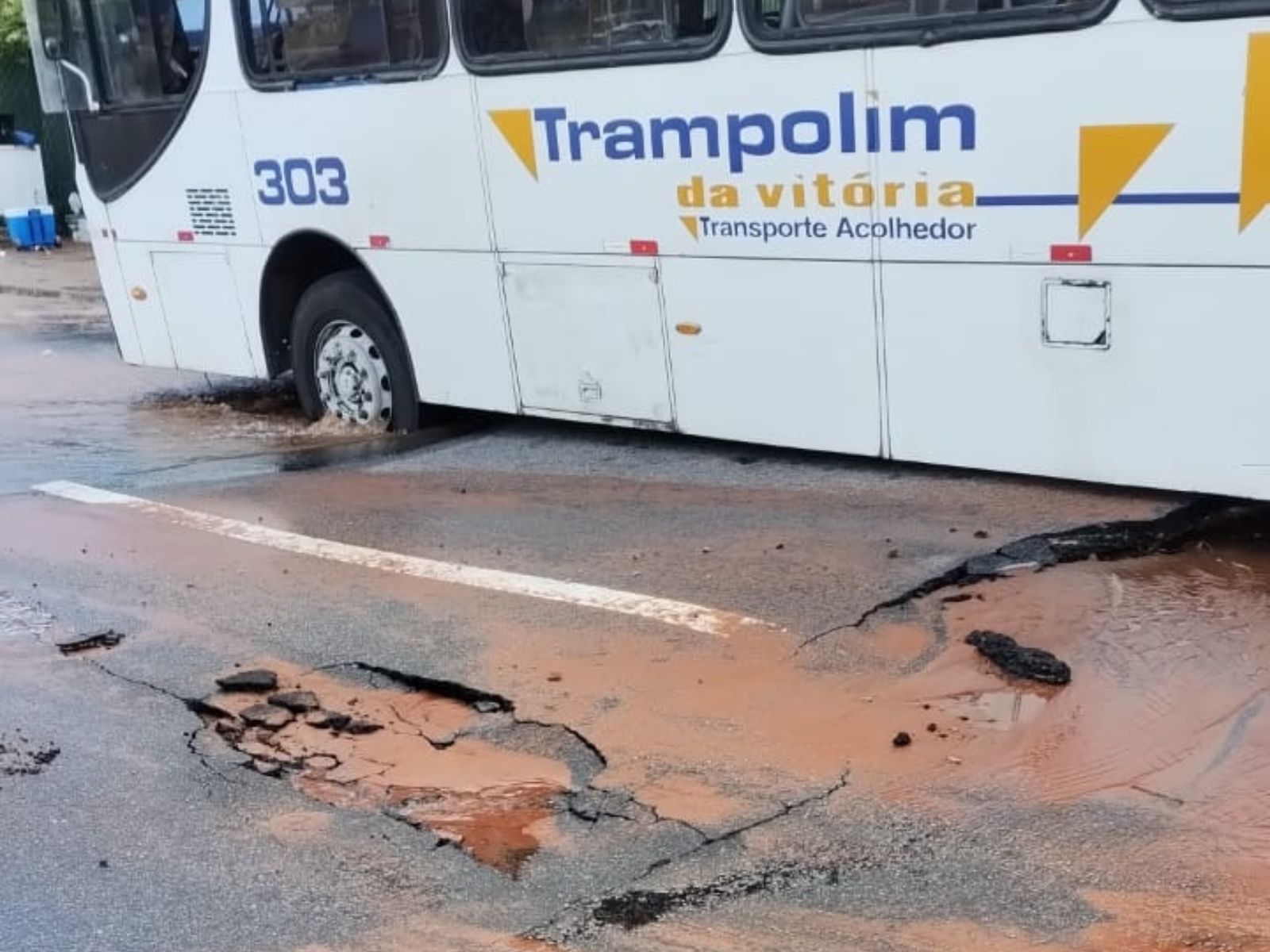 Afundamento de pista por vazamento causa interdição e realocação de parada de ônibus em Natal