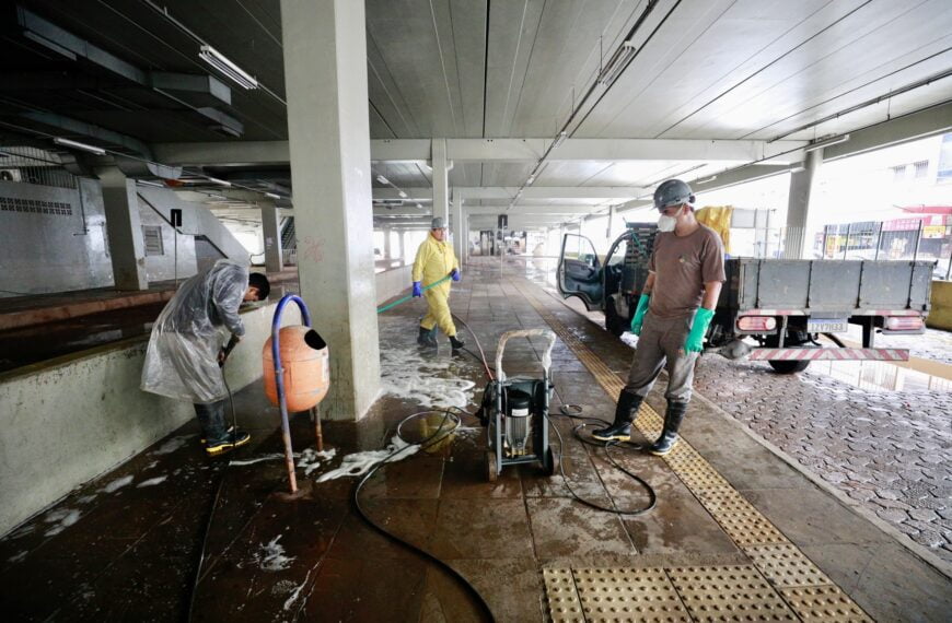 Porto Alegre inicia limpeza e reestruturação de terminais de ônibus após enchentes