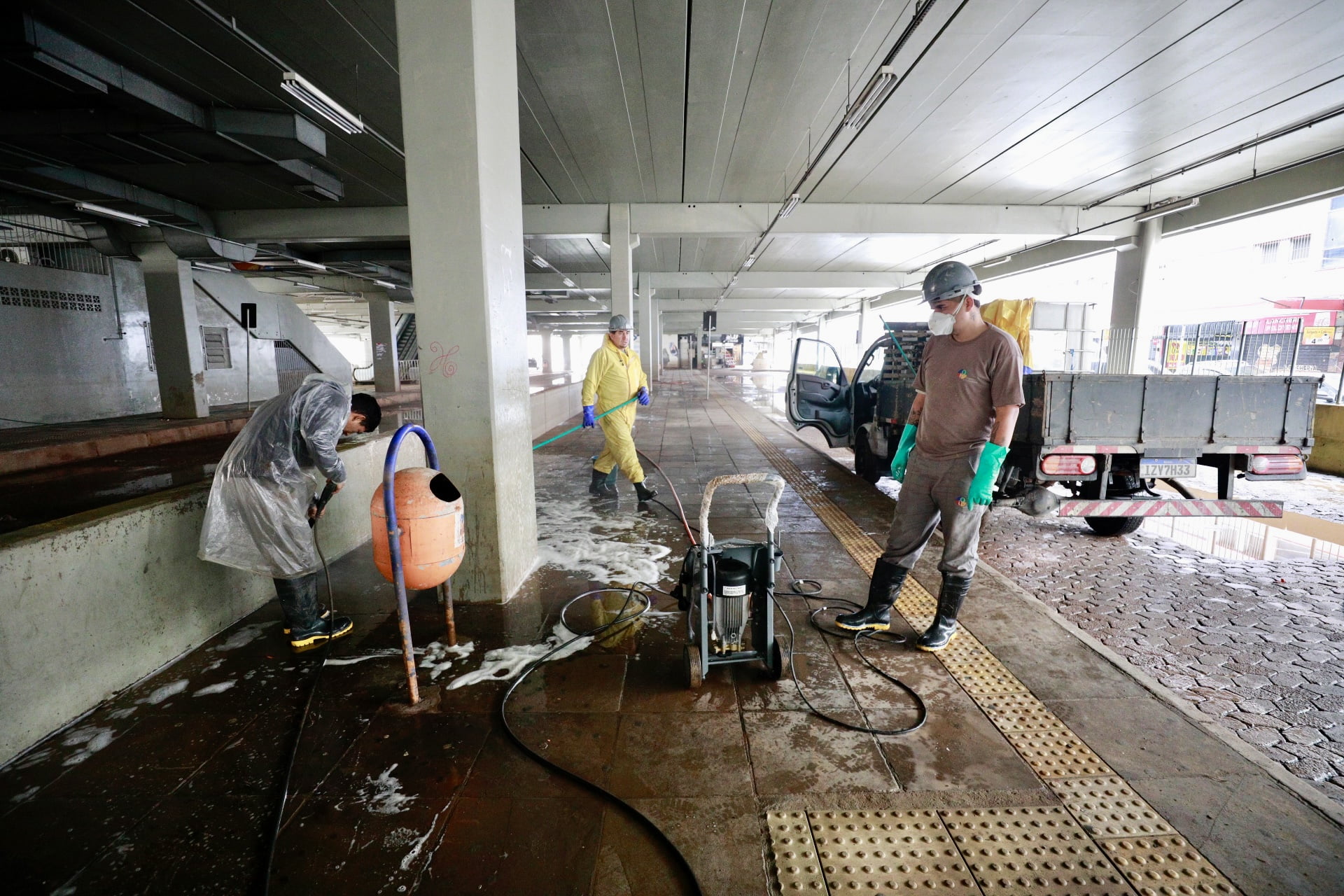Porto Alegre inicia limpeza e reestruturação de terminais de ônibus após enchentes