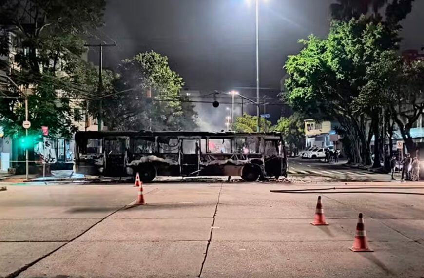 Grupo bloqueia rua e incendeia ônibus em Porto Alegre