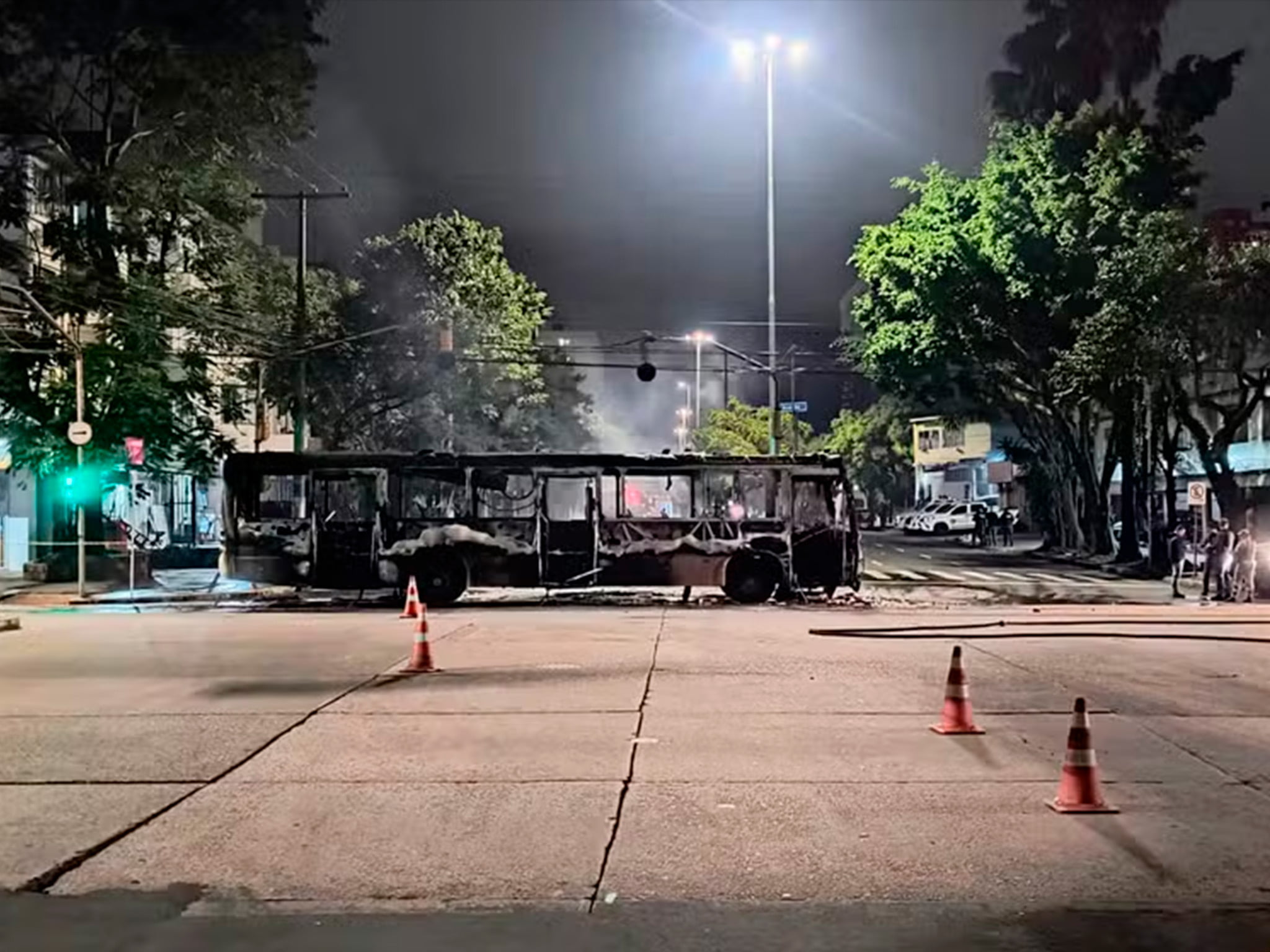 Grupo bloqueia rua e incendeia ônibus em Porto Alegre