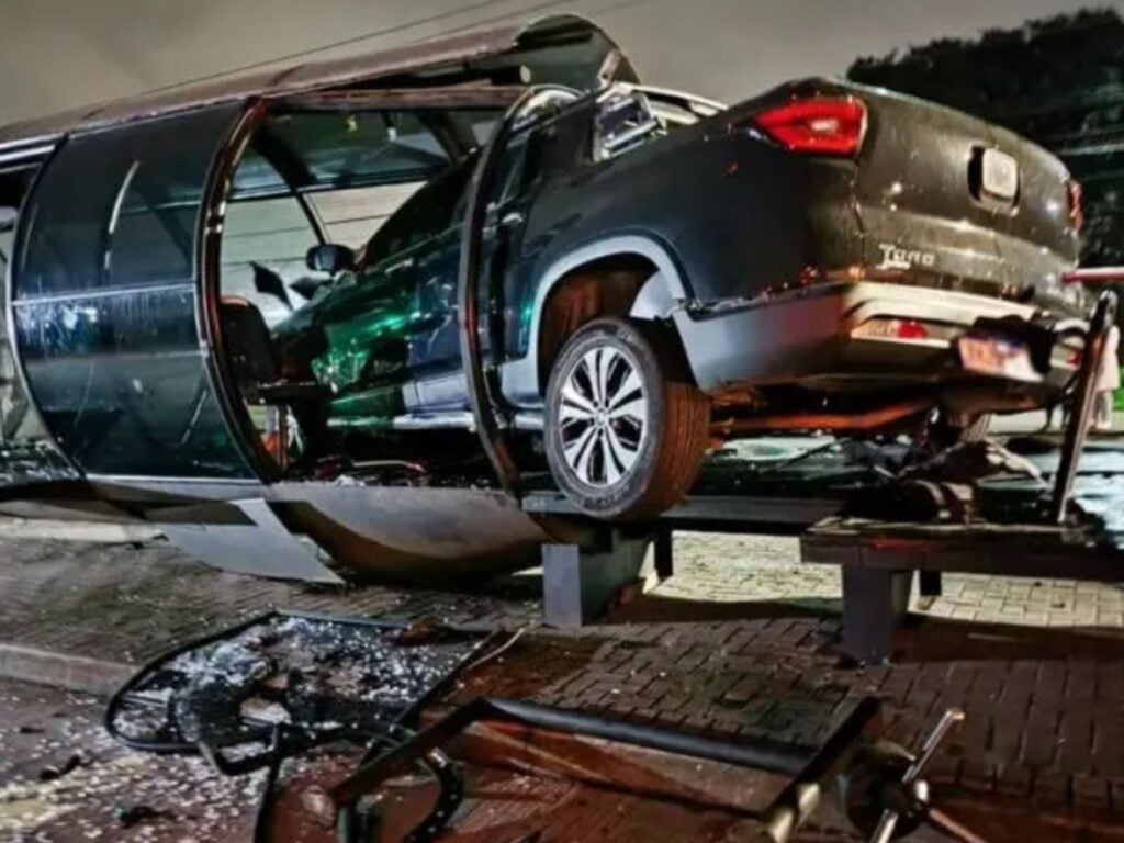 Carro invade e destrói estação-tubo em Curitiba 3 Carro invade e destrói estação-tubo em Curitiba