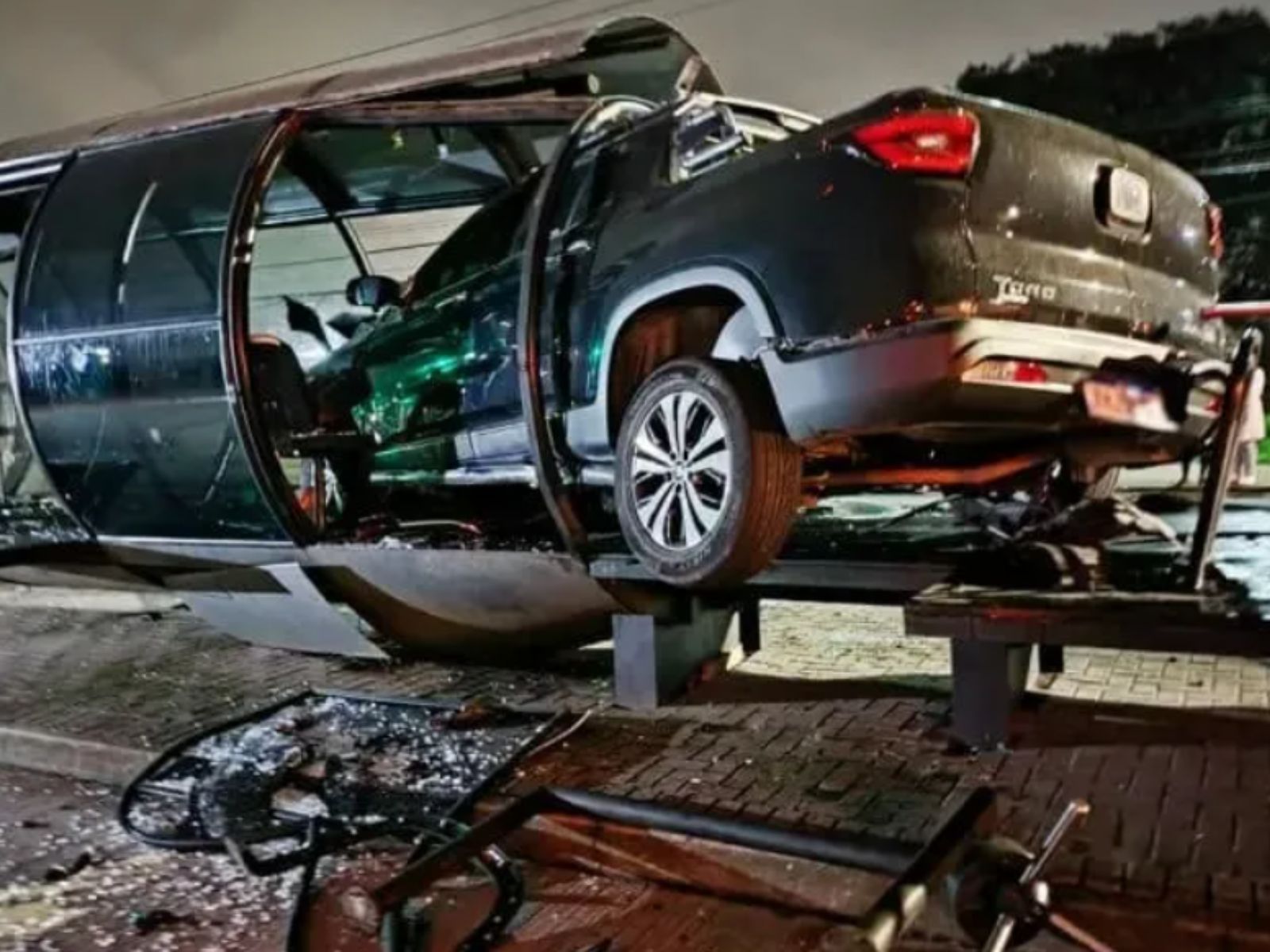 Carro invade e destrói estação-tubo em Curitiba