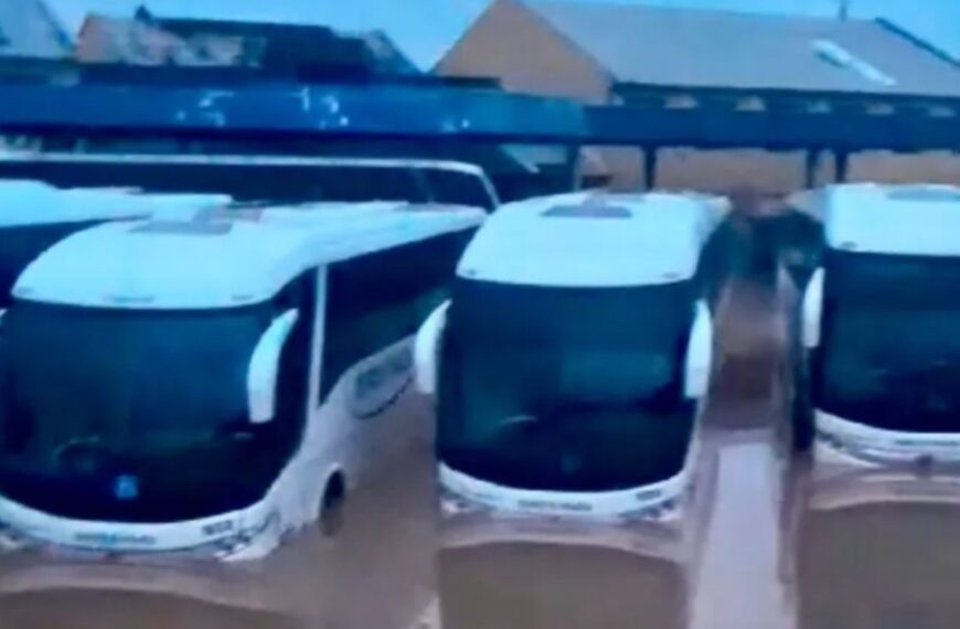 Chuvas causam tragédia e isolamento no RS e ônibus ficam submersos