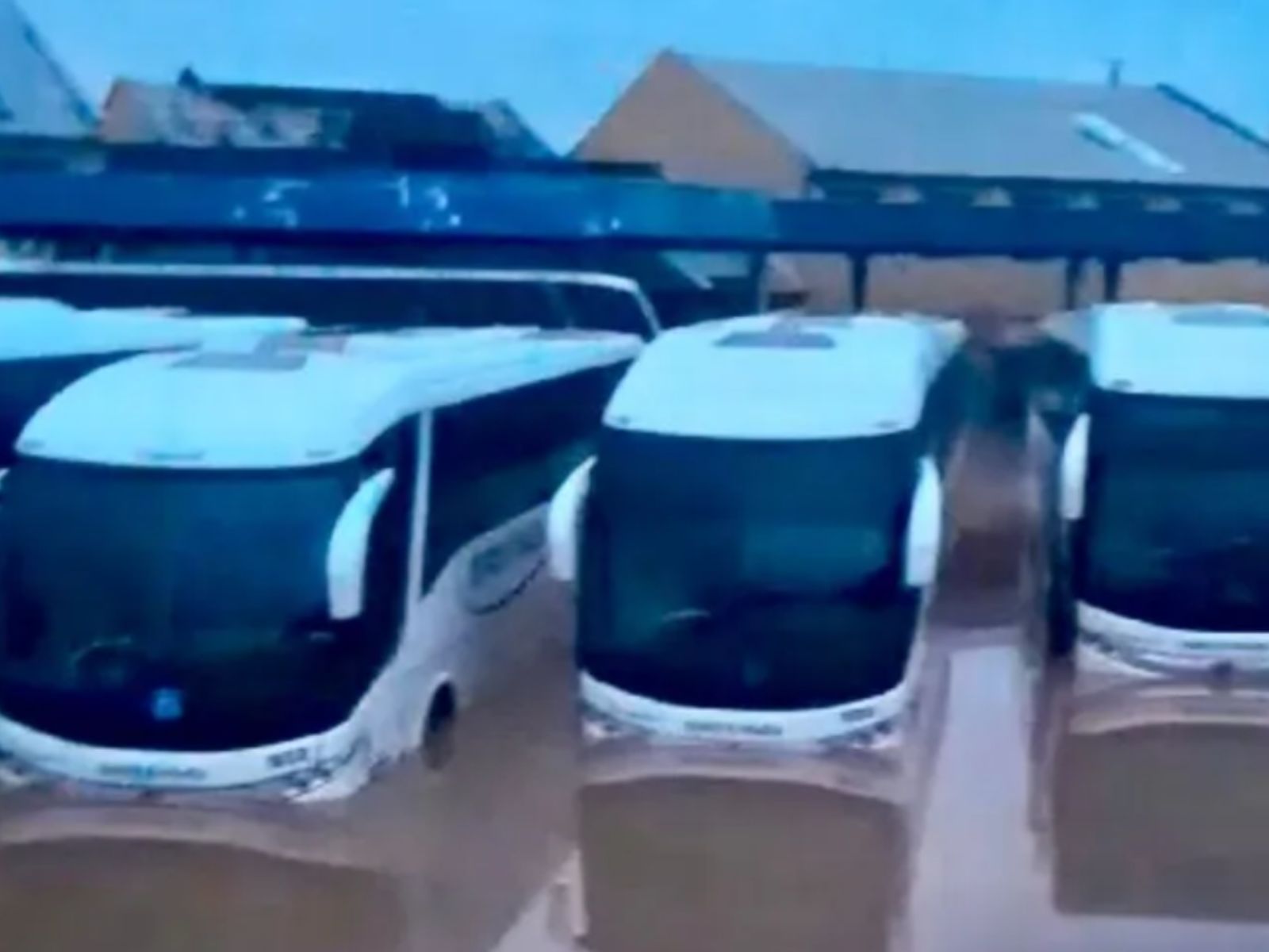 Chuvas causam tragédia e isolamento no RS e ônibus ficam submersos