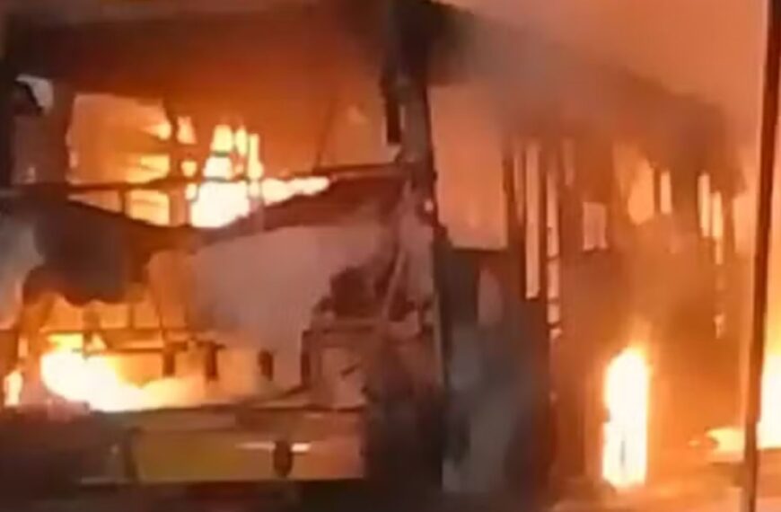 Dois ônibus são incendiados em Salvador após ação policial