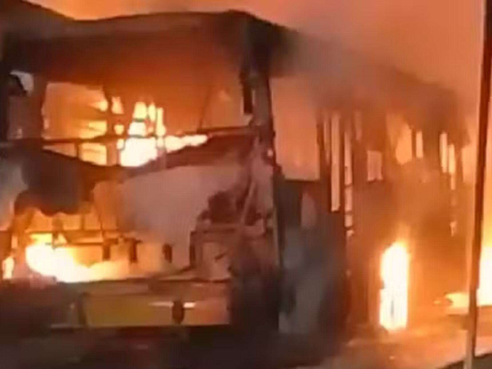 Dois ônibus são incendiados em Salvador após ação policial