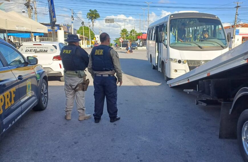 Micro-ônibus que transportava passageiros em cadeiras de balanço é apreendido em Tangará