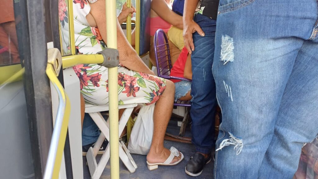 Micro-ônibus que transportava passageiros em cadeiras de balanço é apreendido em Tangará