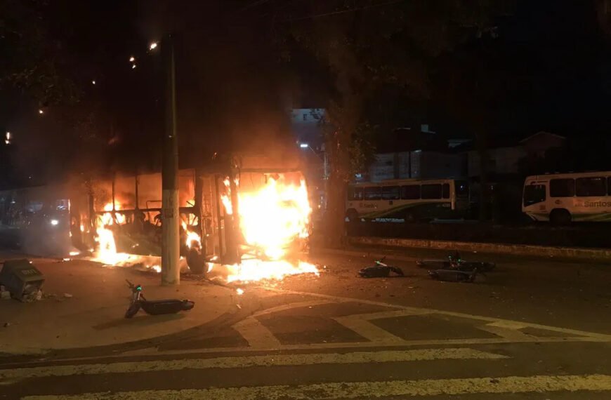Ação judicial pede reparação de danos para a Viação Piracicabana após ônibus incendiados por rebaixamento do Santos FC
