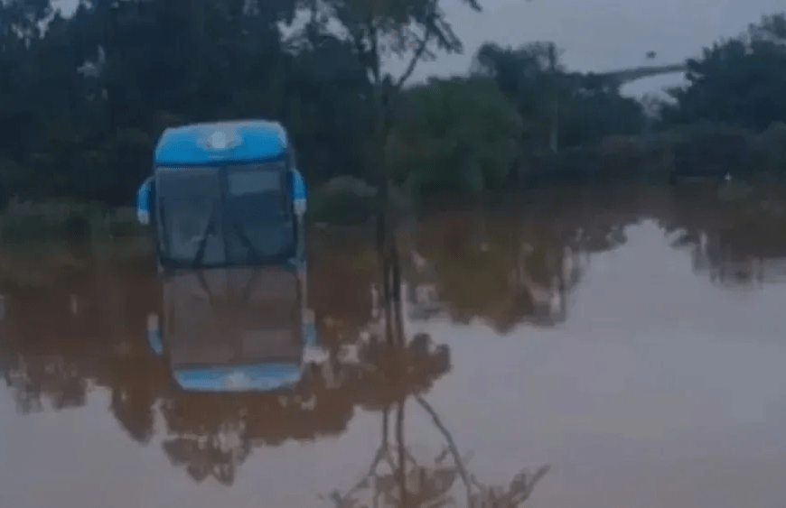 Ônibus do Grêmio fica preso em alagamento após fortes chuvas no RS