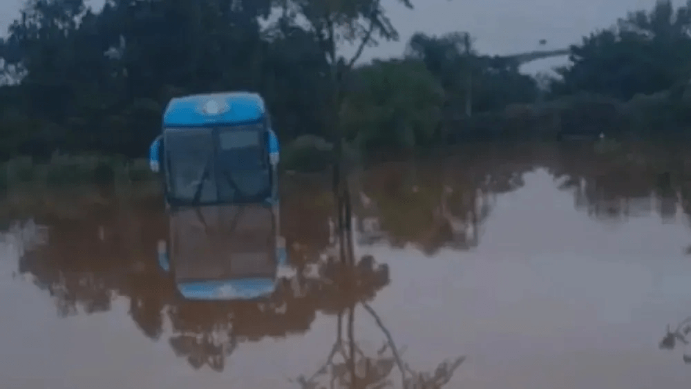 Ônibus do Grêmio fica preso em alagamento após fortes chuvas no RS