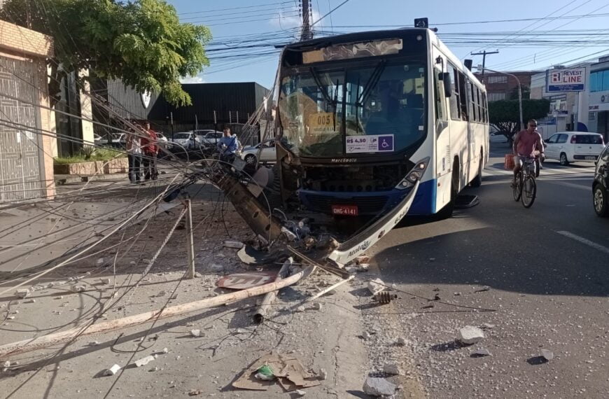 Acidente com ônibus causa interrupção de energia e transtornos no trânsito em Aracaju