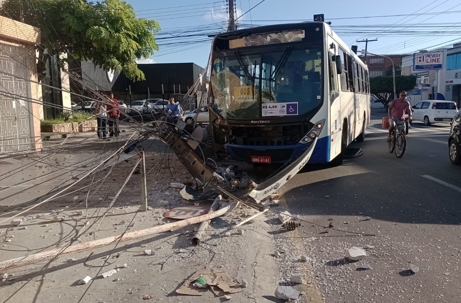 Acidente com ônibus causa interrupção de energia e transtornos no trânsito em Aracaju
